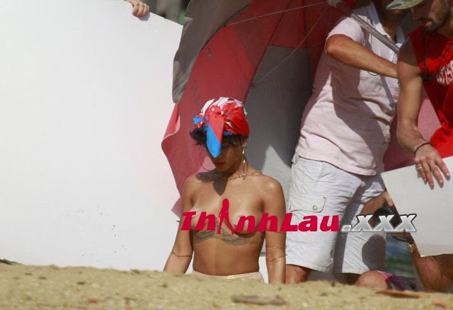 Rihanna Topless Vogue Brazil Beach Photoshoot Candid Photos www.GutterUncensored.com 018.jpg