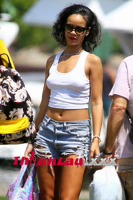 Rihanna Topless Vogue Brazil Beach Photoshoot Candid Photos www.GutterUncensored.com 032.jpg